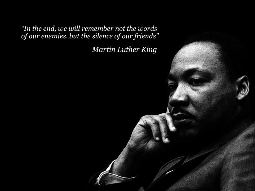 «Al final no recordaremos las palabras de nuestros enemigos, sino el silencio de nuestros amigos.». Una frase de Martin Luther King sirve de invitación a implicarse activamente en la lucha por los derechos humanos.