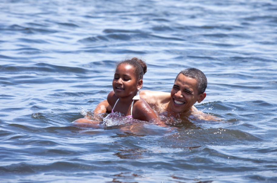 Obama nadando. Fotografía oficial, White House, de Pete Souza